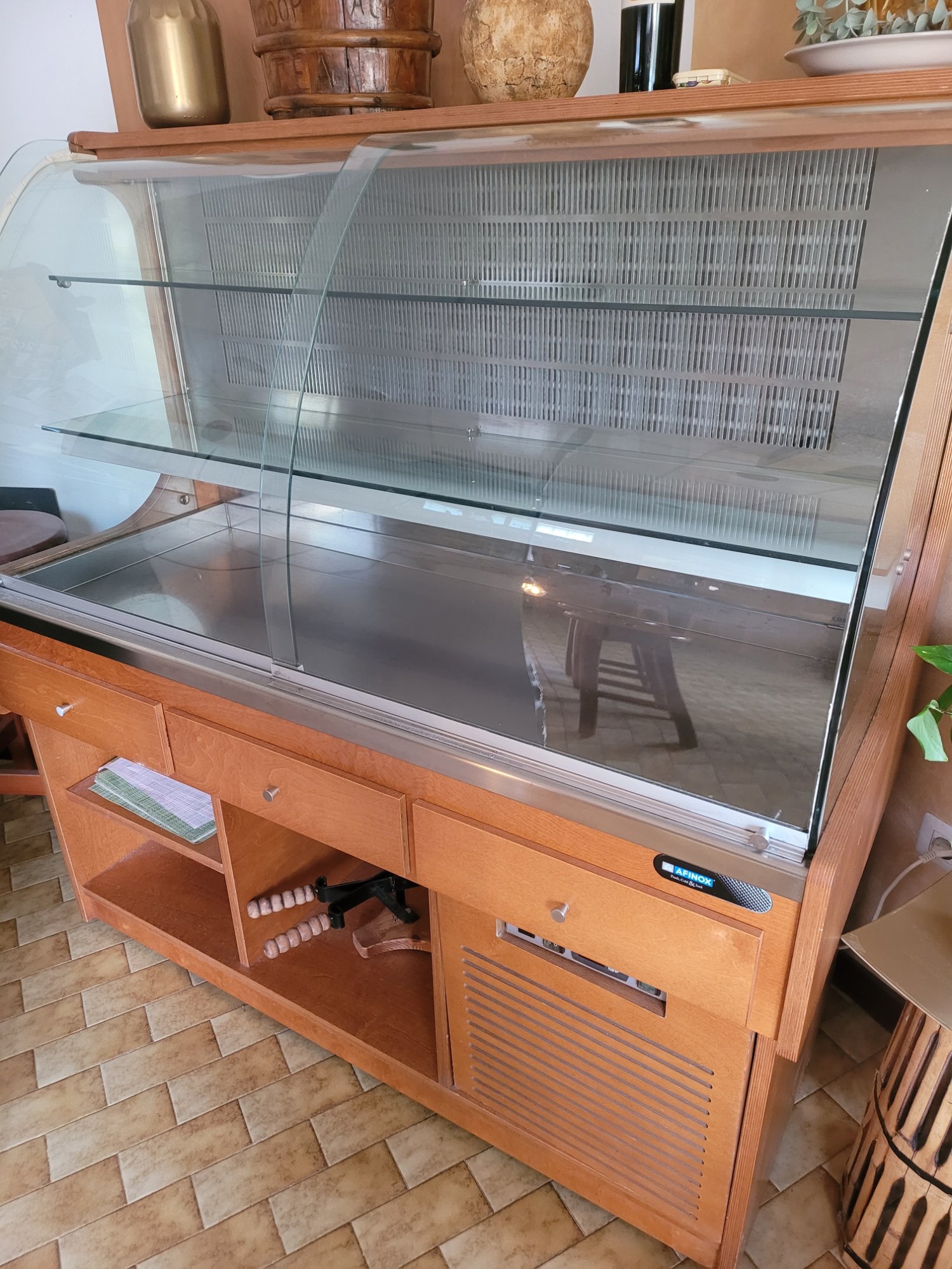 Vetrina refrigerata 3 piani, con esposizione a vetro, come nuova, funzionante. usato in vendita a Castelfidardo