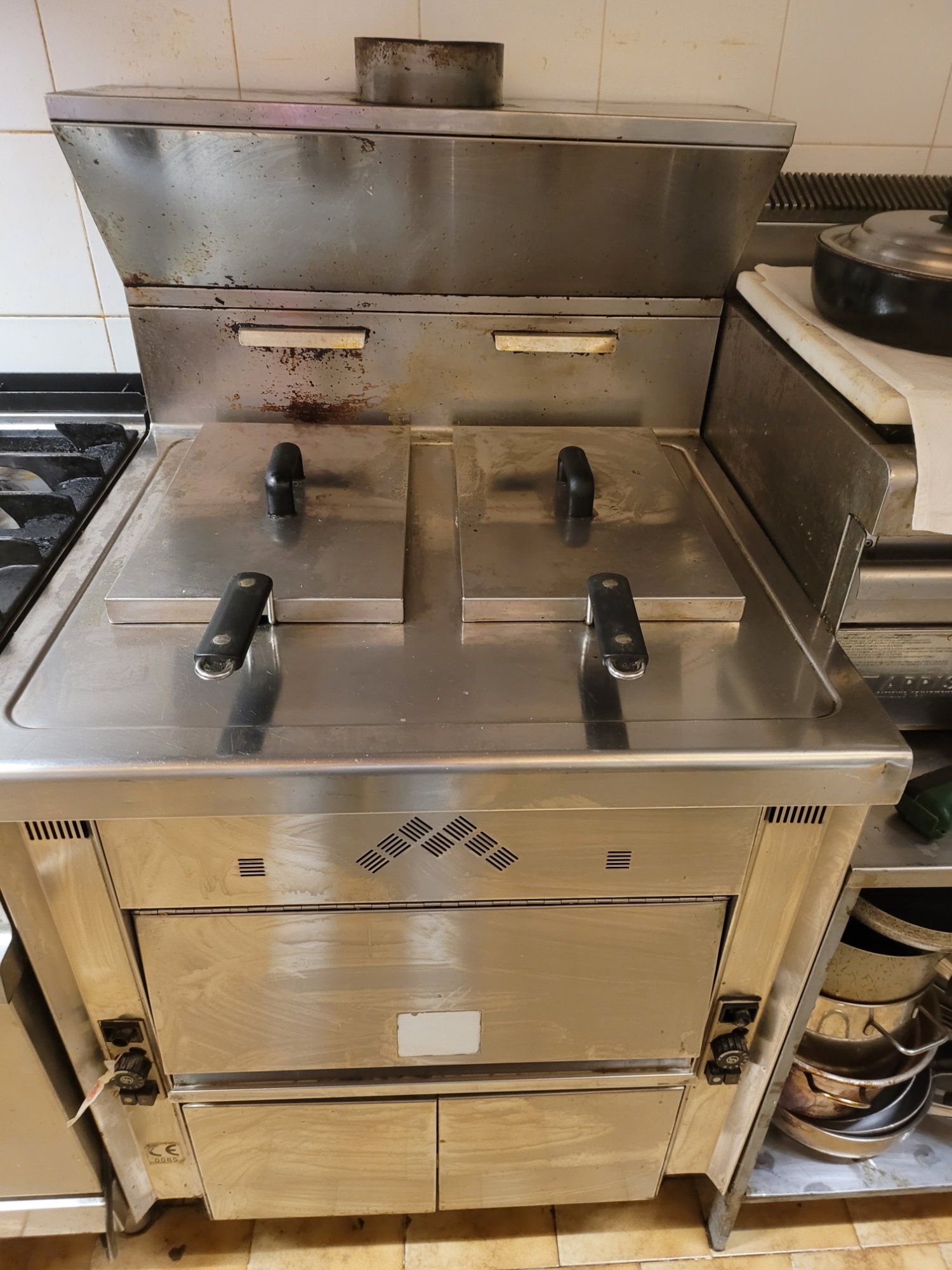 Frigo a colonna con motore da revisionare, 2 congelatori uno modello per gelati a colonna e uno a colonna entrambi funzionanti. Friggitrice 2 cestelli da 20 litri funzionante ma da revisionare. Piastra per arrostire a pietre con alimentazione a gas, cucina 4 gas funzionante.