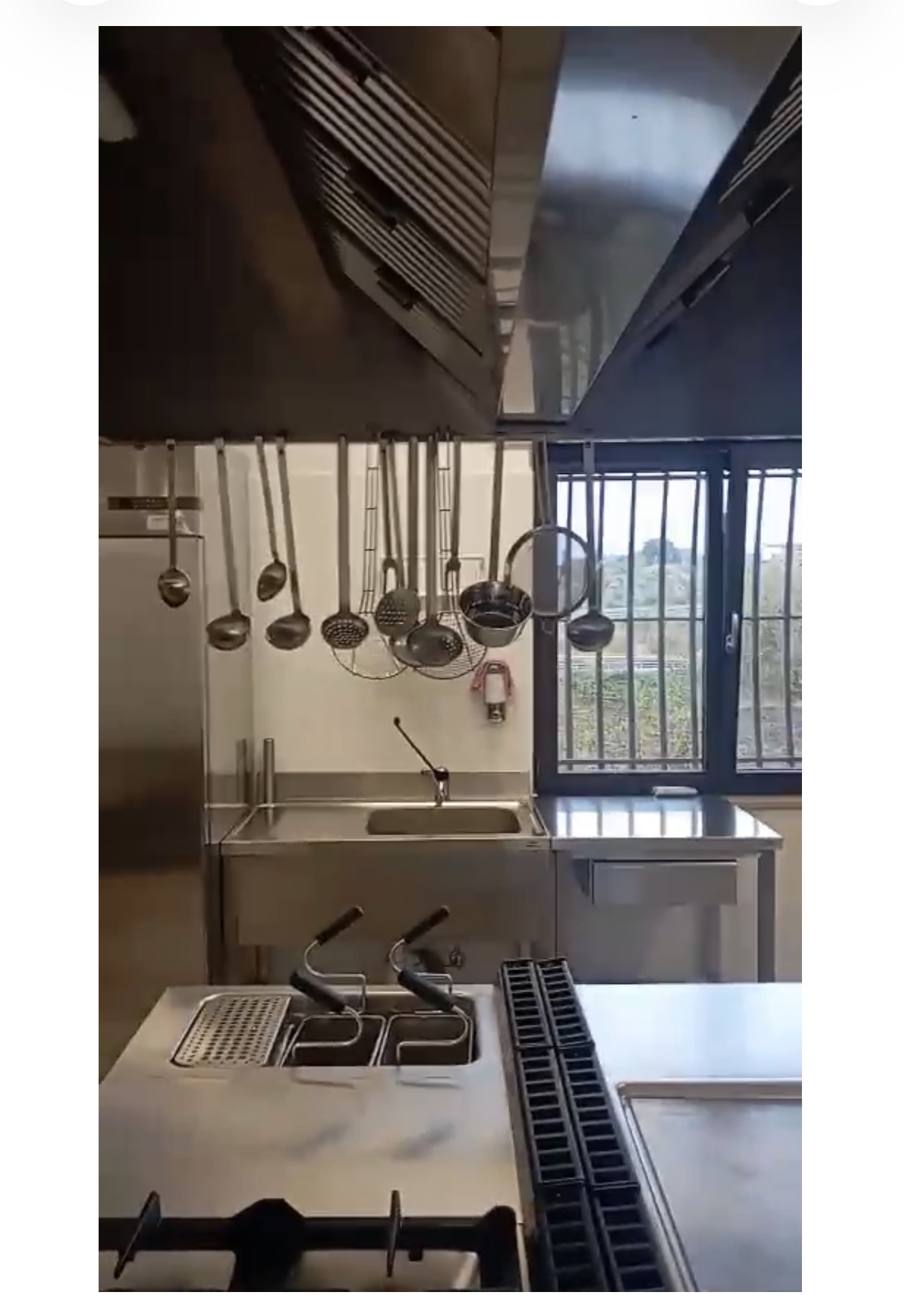 Attrezzatura completa per cucina ristorante, banconi per tavola calda e tavoli e sedie sala usato in vendita a Benevento