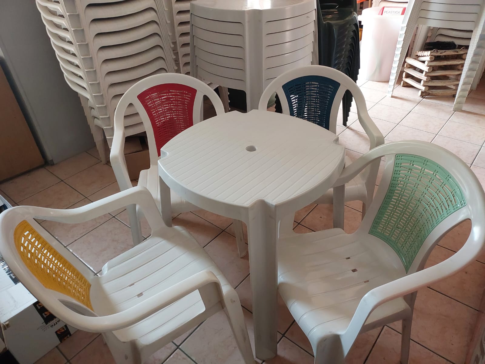 Set tavolo con 4 sedie in plastica per bar, dehor o giardino usato in vendita a Regalbuto