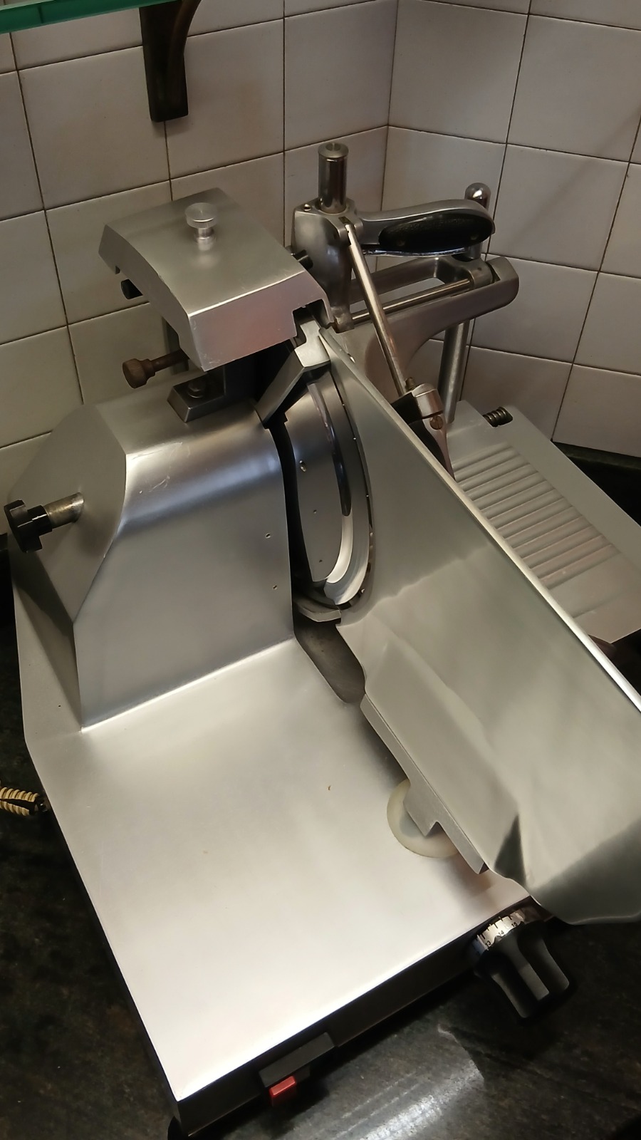 Affettatrice Professionale con affilatoio integrato e regolazione dello spessore usato in vendita a Milano
