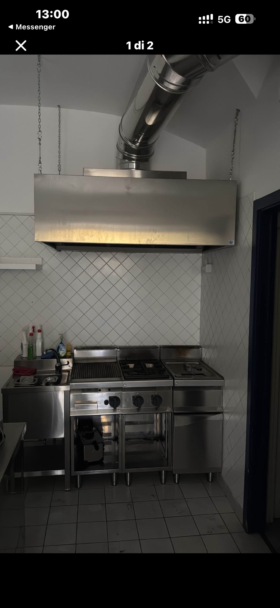 intero comparto cucina e attrezzatura professionale da ristorazione, completo di banco refrigerato, blocco cottura, cappa aspirante, illuminazione e attrezzatura varia.