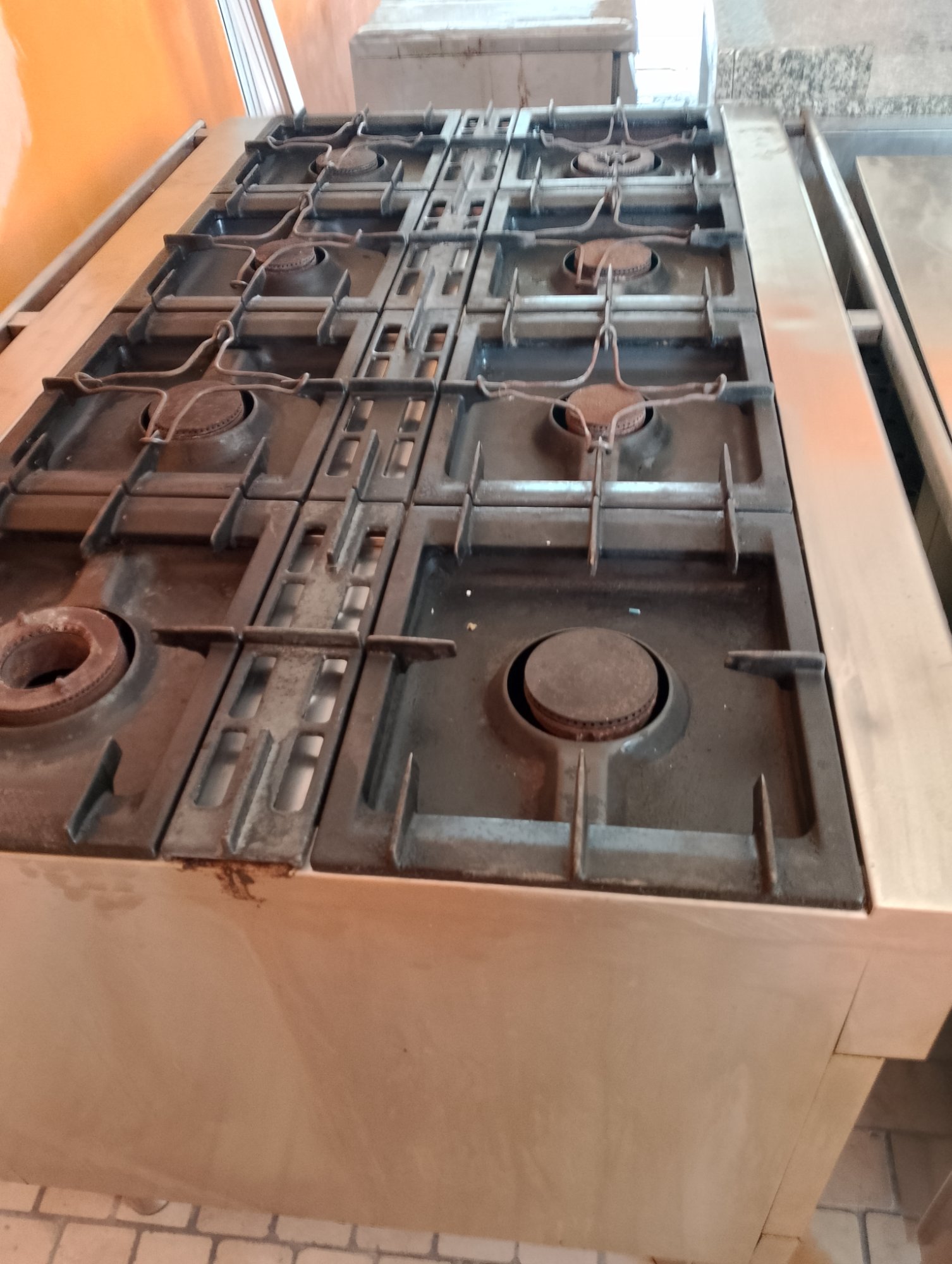 cucina 8 fuochi Zanussi Zanussi usato in vendita a Udine