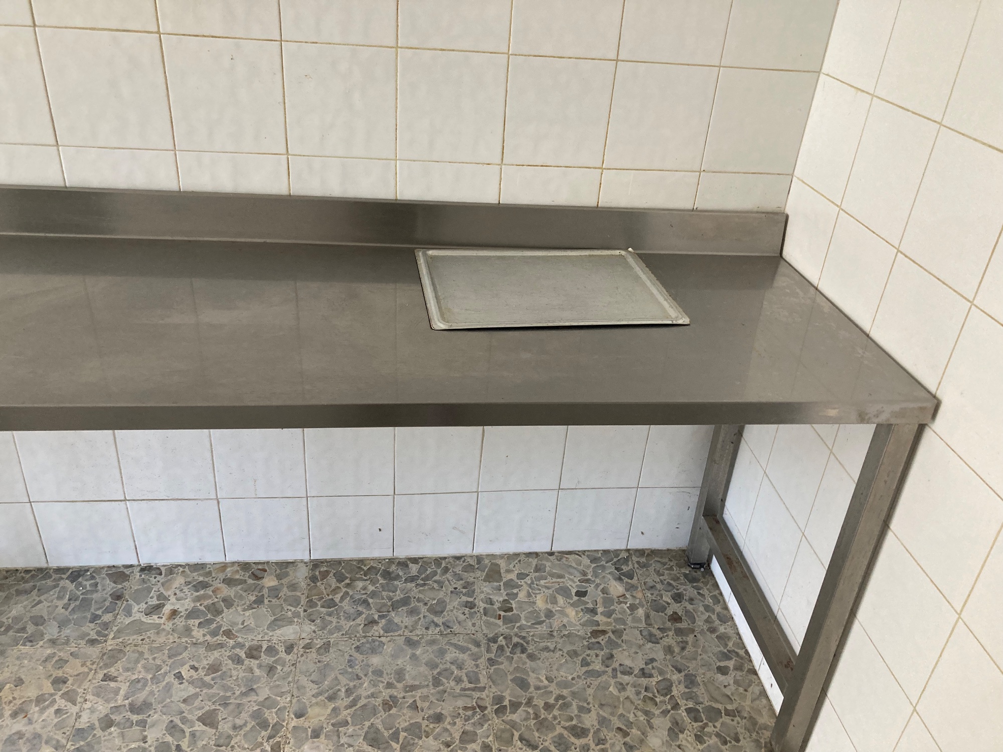 tavoli da lavoro per laboratorio di gastronomia e/o pasticceria in acciaio inox usato in vendita a Roma