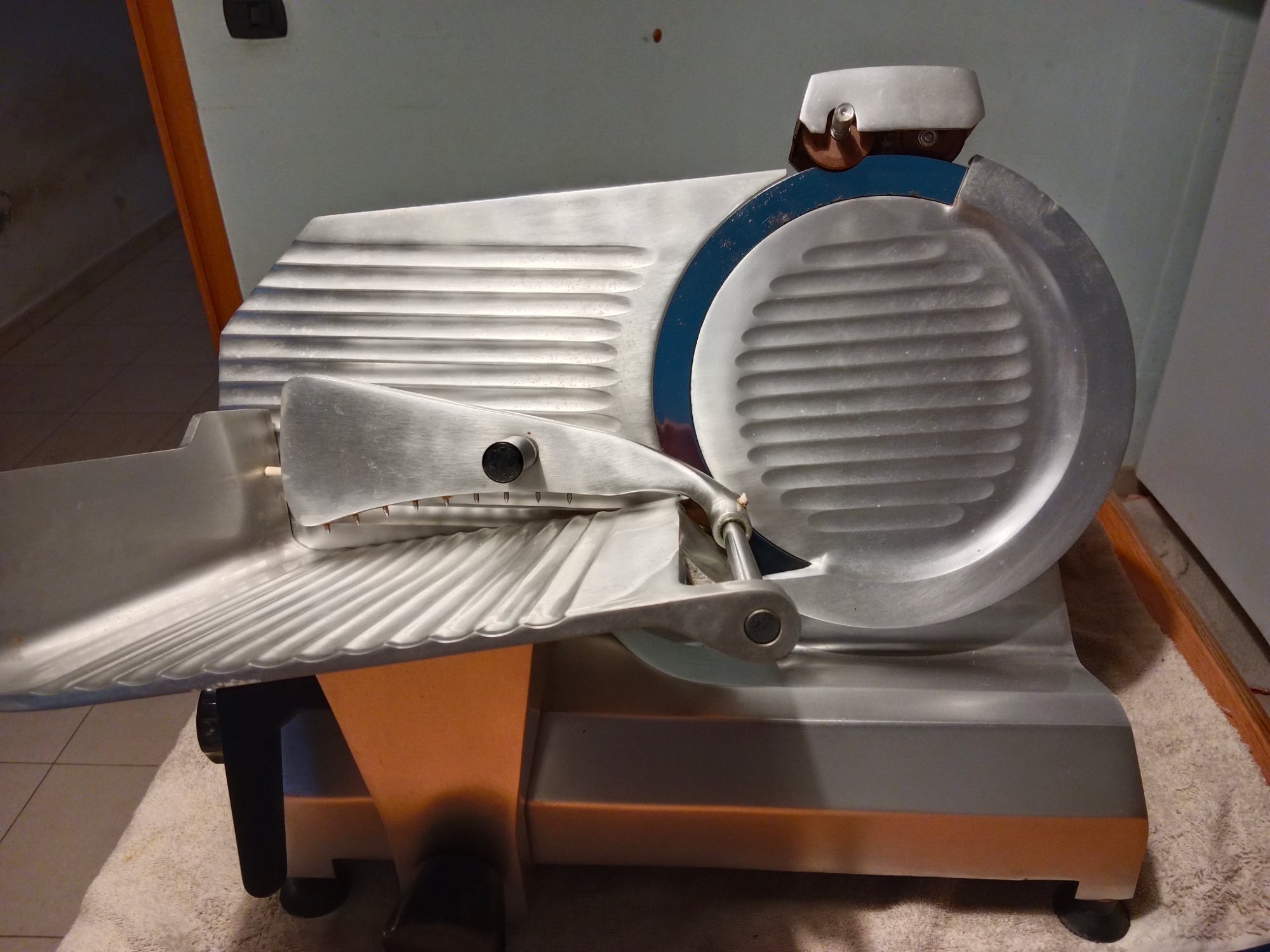 Affettatrice 220v con lama da 30 cm