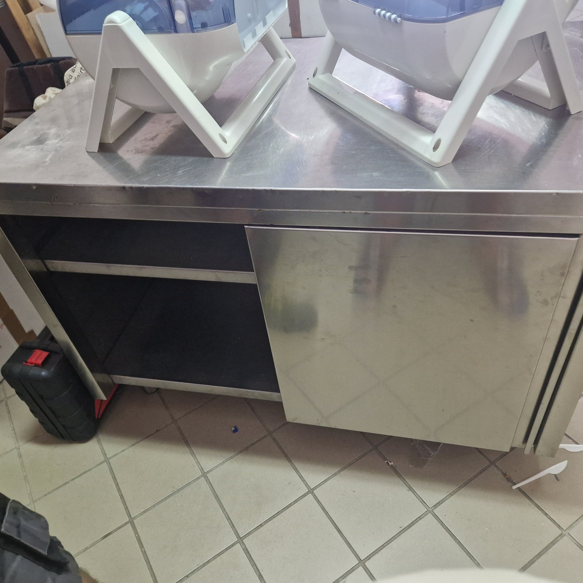 Tavolo in acciaio per preparazione 120 cm usato in vendita a Campomarino