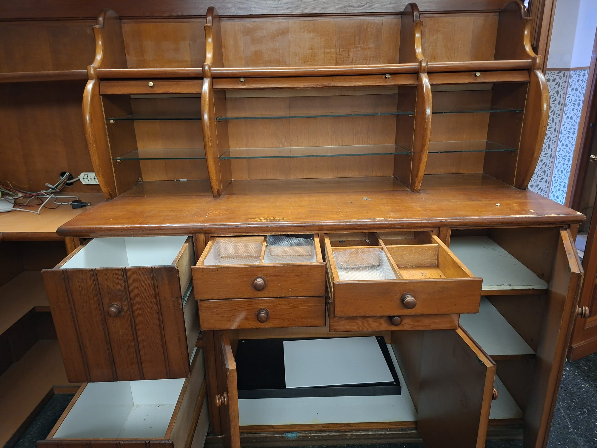 Credenza in legno con alzata, cassetti, ripiani usato in vendita a Genova