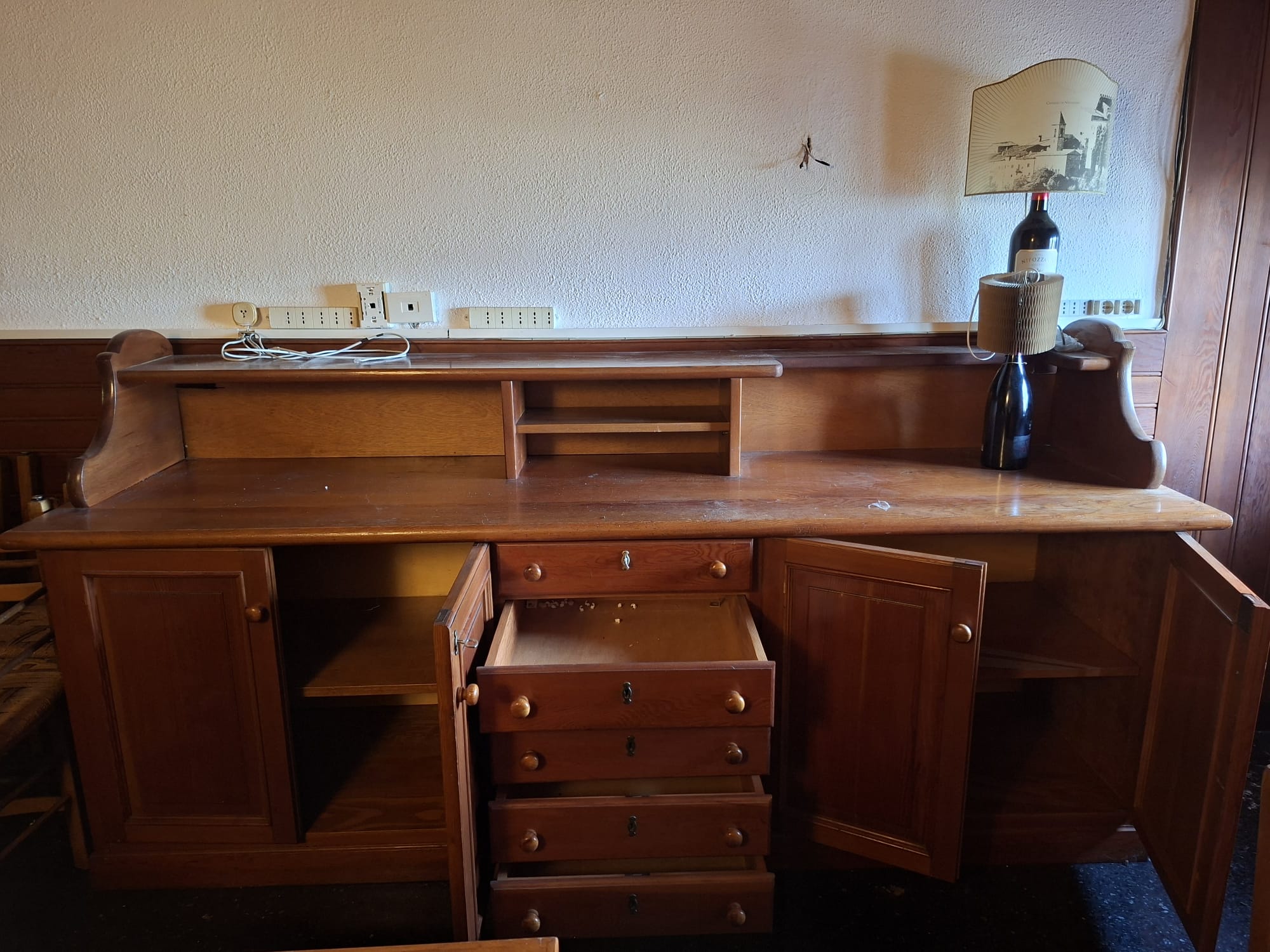 Grande credenza in legno con cassetti e ante usato in vendita a Genova