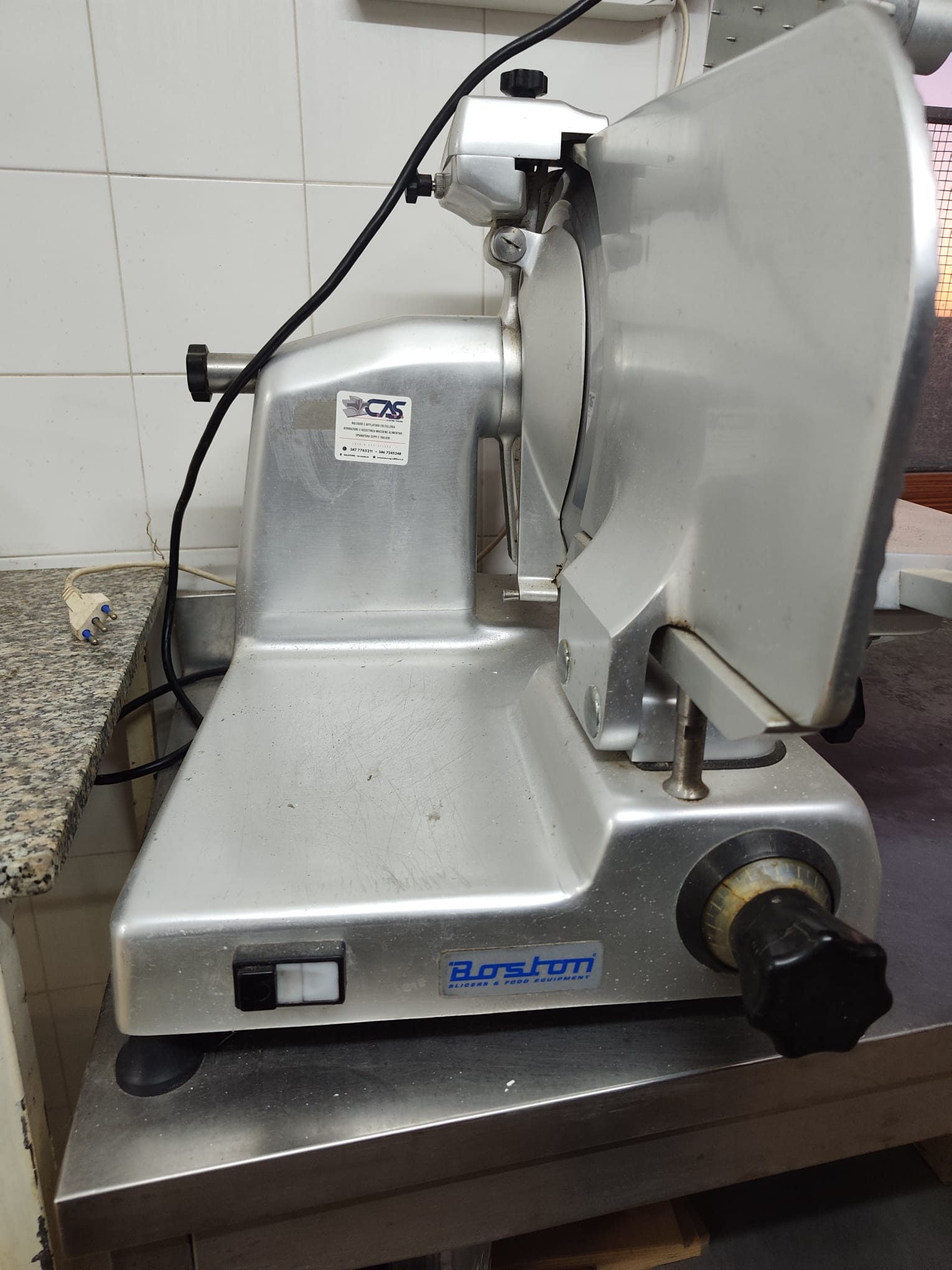 Vendo affettatrice, quattro pozzetti Pasta, friggitrice a due pozzetti mai usata, abbattitore nuovo mai usato