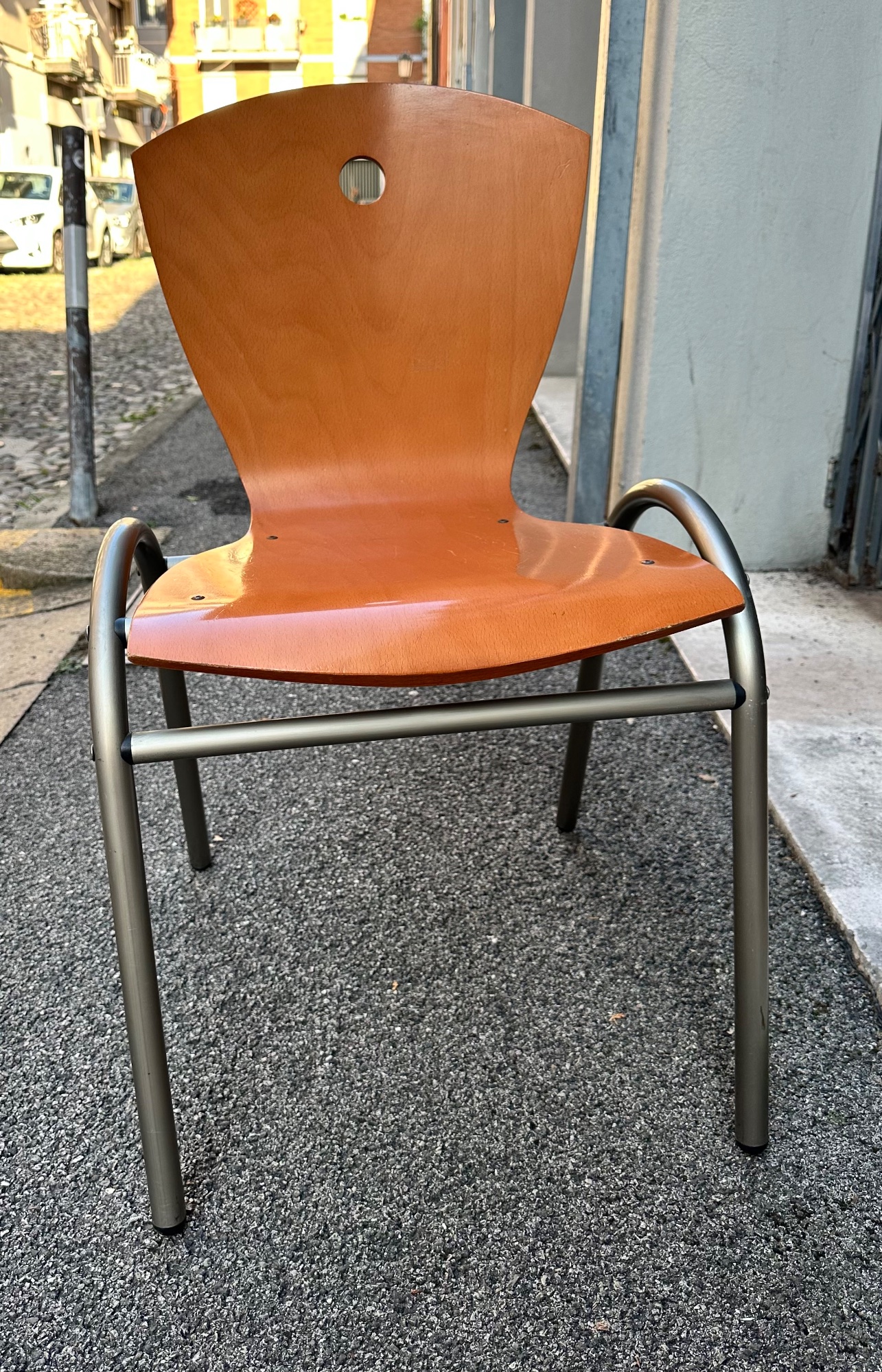 Sedia impilabile in legno curvato di ciliegio e metallo usato in vendita a Padova
